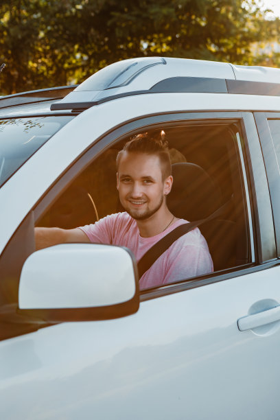 年轻英俊自信的男人开车图片下载