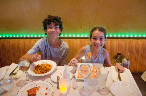 两个青少年在吃意大利面图片下载