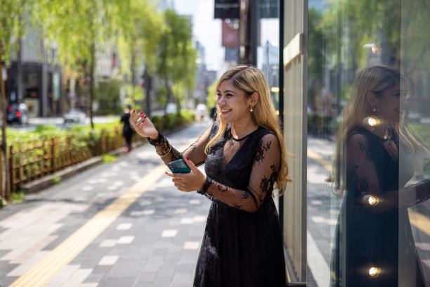 一个亚洲女人在城里见她的男朋友图片下载