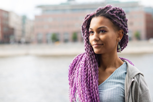 一个留着爆炸头发型的现代非洲裔美国女人的肖像图片下载