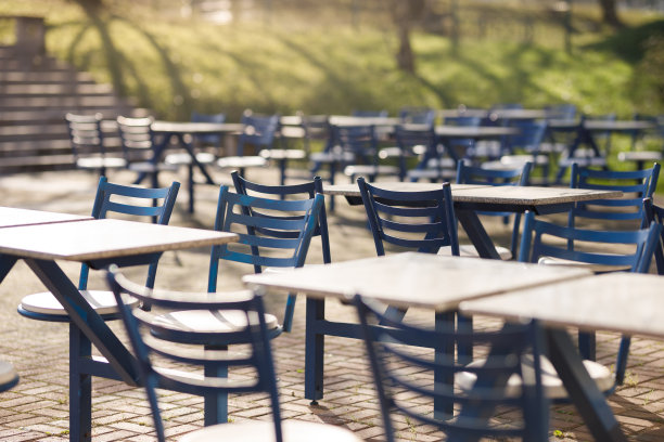 大学食堂的户外休息区图片下载