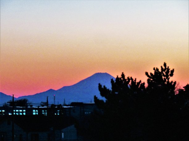 日本。2月。夕阳下的富士山。图片下载