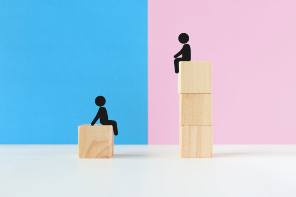 坐落在积木上的象形文字。图片下载