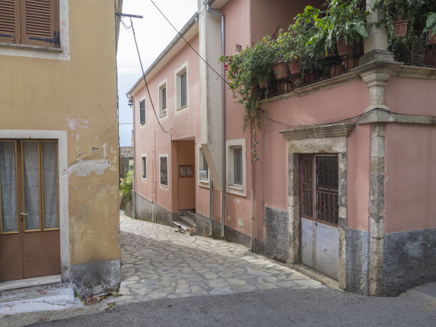 希腊科孚岛Doukades村，古老狭窄的街道，石头传统房屋和铺路图片下载