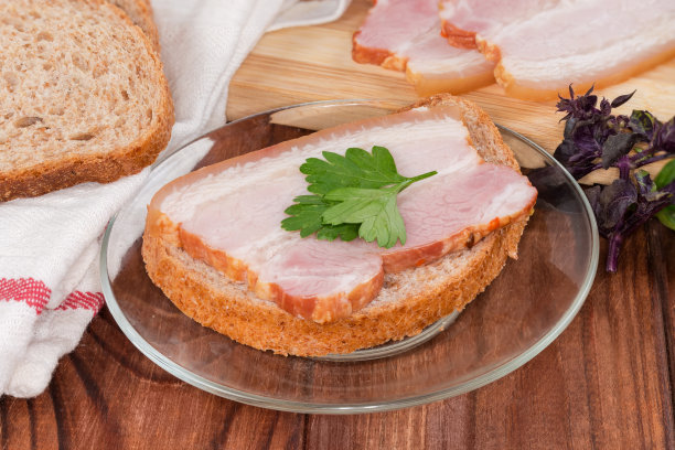 开放式三明治配煮过的烟熏五花肉图片下载