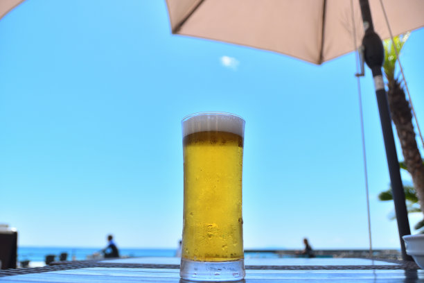 美味的生啤倒进杯子里。图片下载