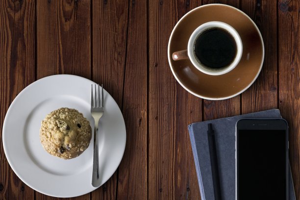美味的咖啡和甜饼干放在木桌上，库存照片。图片下载
