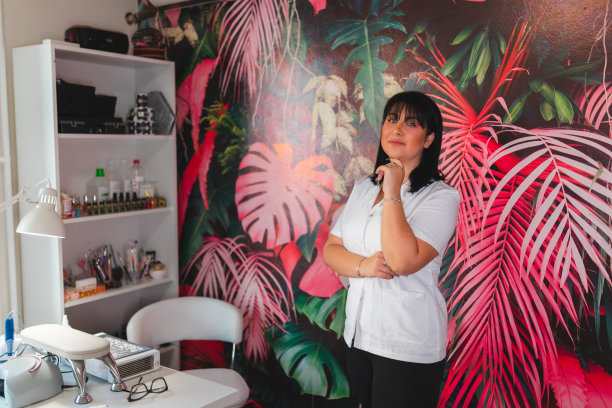一个年轻的美容师肖像小企业主在她的专业沙龙图片下载