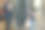 年轻的妈妈带着可爱的儿子逛商场，逛橱窗。图片下载