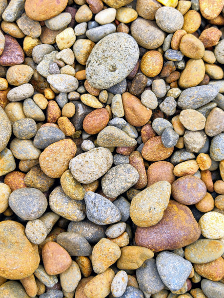 河边成堆的鹅卵石图片下载