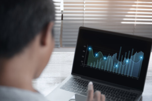 商人利用笔记本电脑进行股票交易分析图表外汇。图片下载