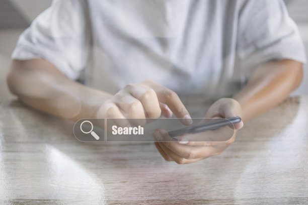 人们使用智能手机在互联网上搜索信息数据。图片下载