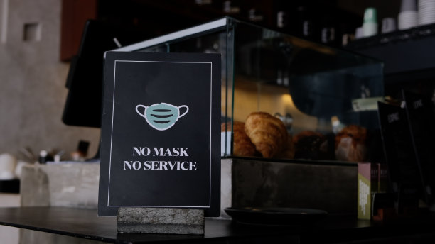 不戴口罩，咖啡馆柜台不设服务警示标志，疫情新规和餐饮限制。世界为限制大流行和减少疾病而进行的创新和变革。图片下载