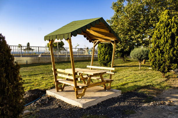 用于公园和开放空间的木制座椅。山茶花图片下载