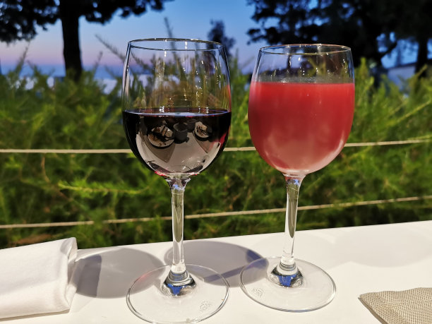 在海滩附近的餐厅喝红酒和草莓汁图片下载