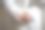 一个穿着浅灰色针织套头衫的小孩，手紧握在一起图片下载