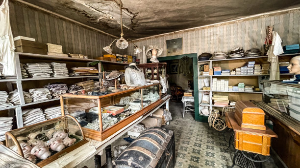 蒙大拿州维吉尼亚市的一家服装店图片下载