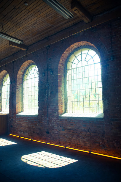 黑暗的教堂背景中的窗户图片下载