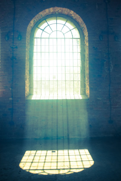 黑暗的大教堂背景中的窗户图片下载