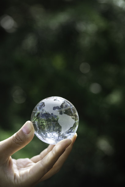 手拿玻璃球图片下载