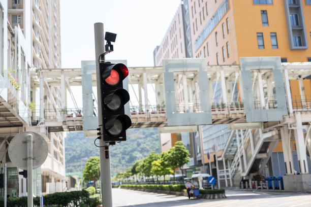 现代城市街道上的红绿灯图片下载