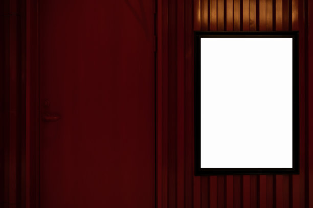 空白的灯箱挂在红色的墙上图片下载