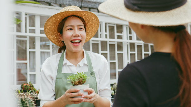 年轻的亚洲女性中小企业企业家出席并在仙人掌种植场向客户出售仙人掌图片下载