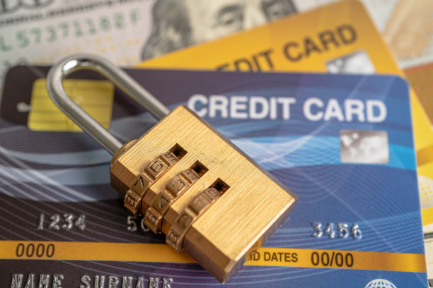 以美元为背景的密码密匙锁安全信用卡。图片下载