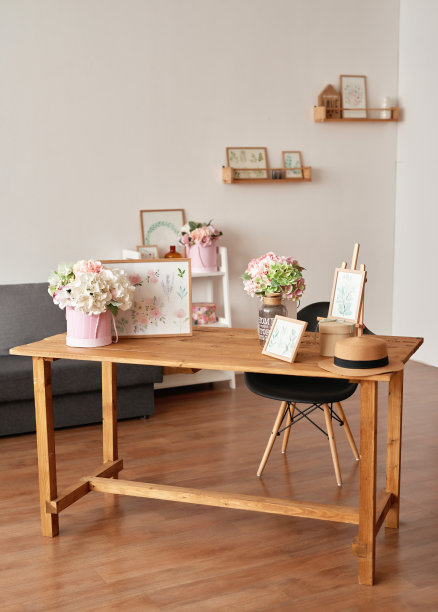 粉红色的客厅和厨房。工作室公寓。阁楼内。房间里的架子和春天装饰。房屋租赁和交付。旅馆和酒店图片下载