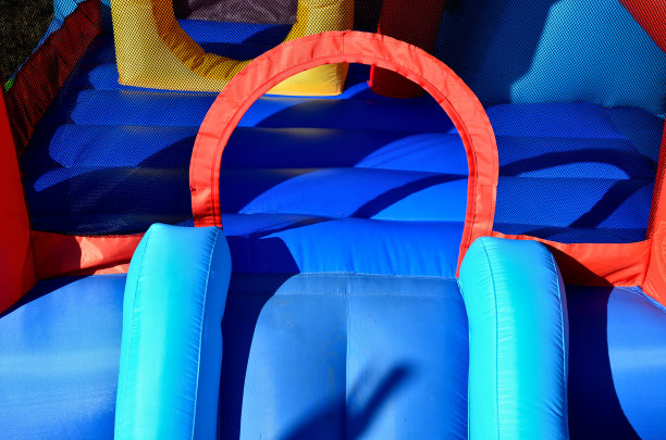 在充气充气城堡前，确保鼓风机安全连接，并将滑道固定在地面上。否则有触电或摔倒的危险，安全图片下载