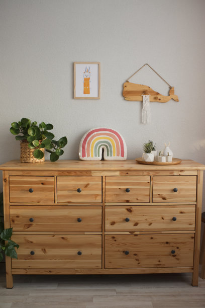 有插画海报的儿童房间的内部图片下载