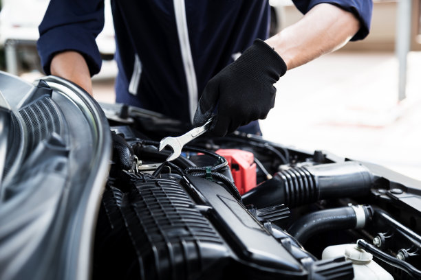 汽车机械修理工手拿扳手修理汽车发动机，汽车维修保养，维修保养图片下载