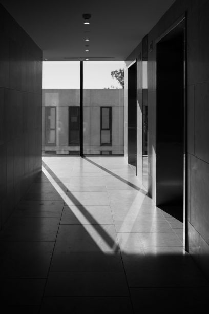 垂直灰度镜头的入口的现代建筑图片下载