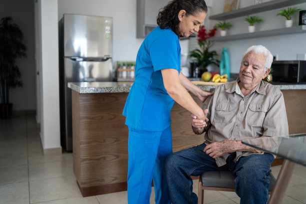 护士在老人家里的厨房帮助他站起来图片下载