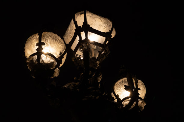 巴黎亚历山大三世桥夜景灯柱图片下载