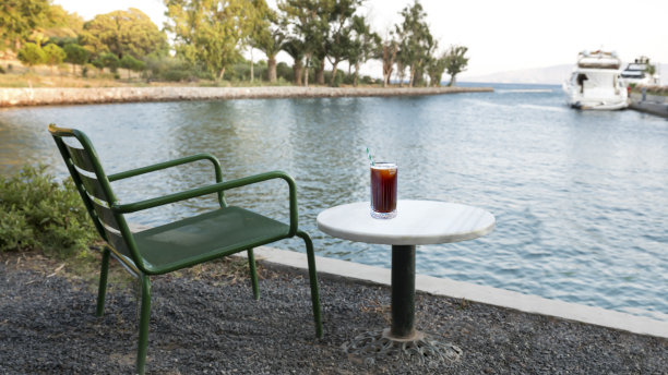 桌上有冰美式咖啡。Aspat码头背景图片下载