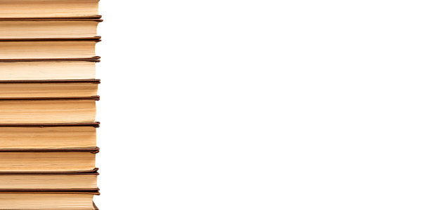 横幅与垂直书籍边界孤立在白色背景。学习、备考、研究指导观念。一大堆精装小说，百科全书，指南。本空间图片下载