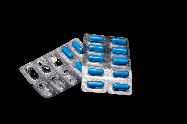 蓝色药物胶囊在水泡包装，数码照片图像图片下载