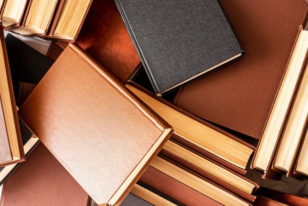 精装书。许多小说摆在桌上。百科全书，密码，教科书，科学，诗歌，历史文学。备考，研究指导理念。图片下载