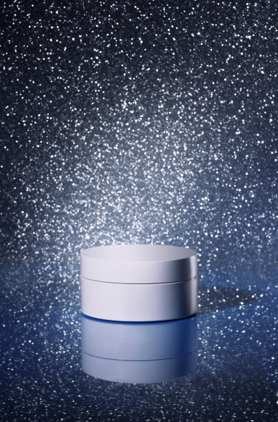 白色化妆品模拟包装设计与保湿霜闪闪发光的午夜蓝色背景星空模仿。图片下载