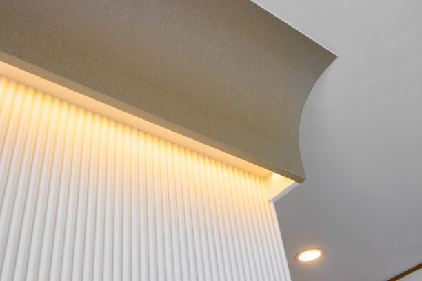 白色木墙装饰典雅美观。图片下载