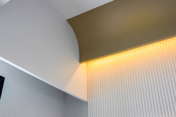 白色木墙装饰典雅美观。图片下载