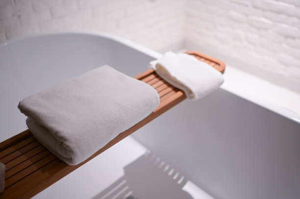 浴室的浴缸里放着白毛巾图片下载