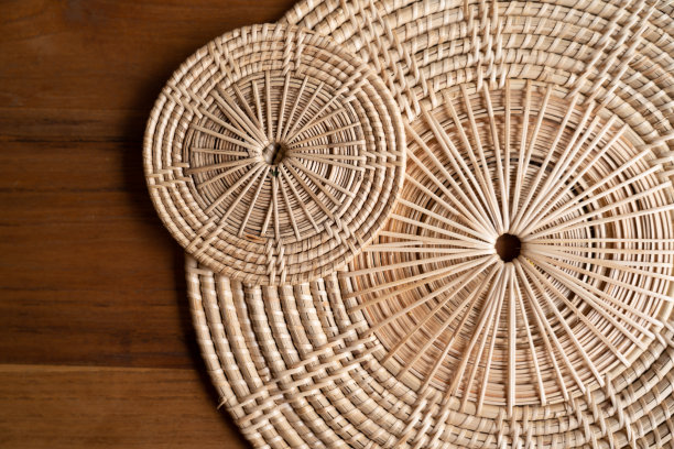贴近圆圆编织的泰国本土草席柳条图案手工制作。图片下载