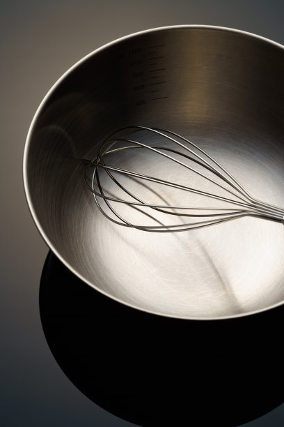 不锈钢搅拌器和碗在黑暗的背景图片下载