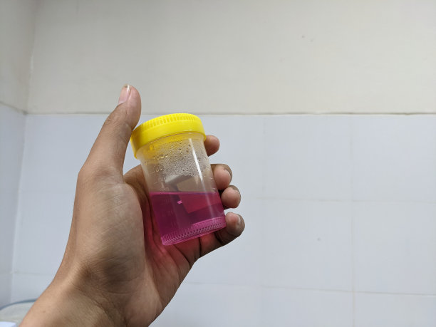 徒手测试化学分析的特写照片。图片下载