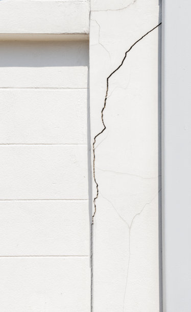 纹理白色的混凝土墙体有裂缝图片下载