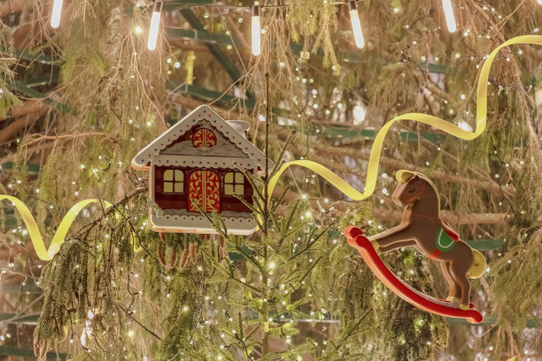 圣诞树上的复古玩具图片下载