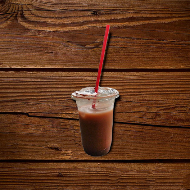 巧克力牛奶饮料装在塑料杯和吸管图片下载