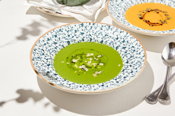 陶瓷碗配蔬菜汤。夏天喝青汤配西兰花和奶酪。意大利青豆汤。素食菜单。热菜。蔬菜食品。少吃肉。图片下载